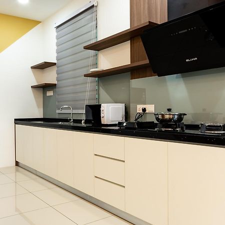 Southwest Island Suite By D Imperio Homestay Bayan Lepas Exterior photo